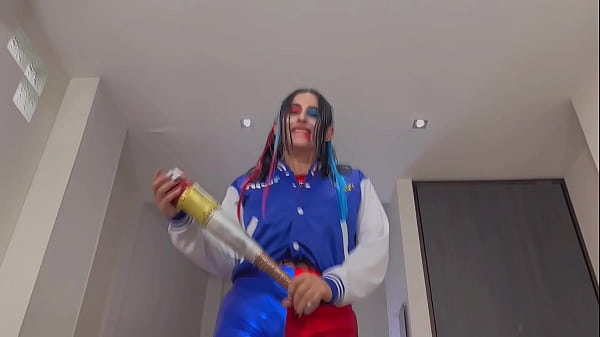 noche de halloween xxx Joven esposa se folla al guardia de seguridad mientras el marido está ausente